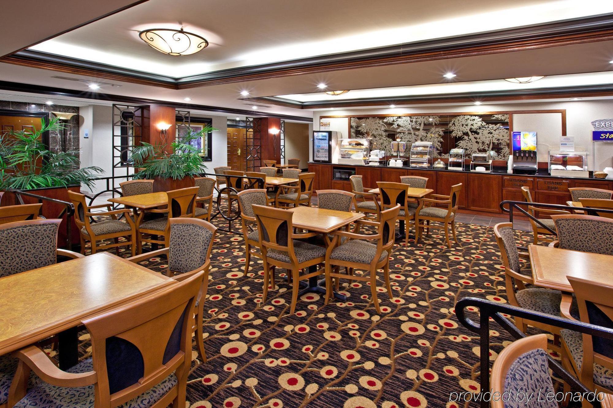 Holiday Inn Express Hotel & Suites Greenwood Restoran gambar